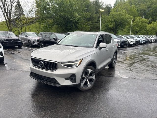 2023 VOLVO XC40