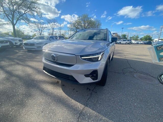 2023 VOLVO XC40