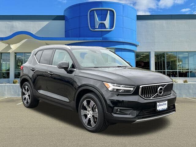 2021 VOLVO XC40