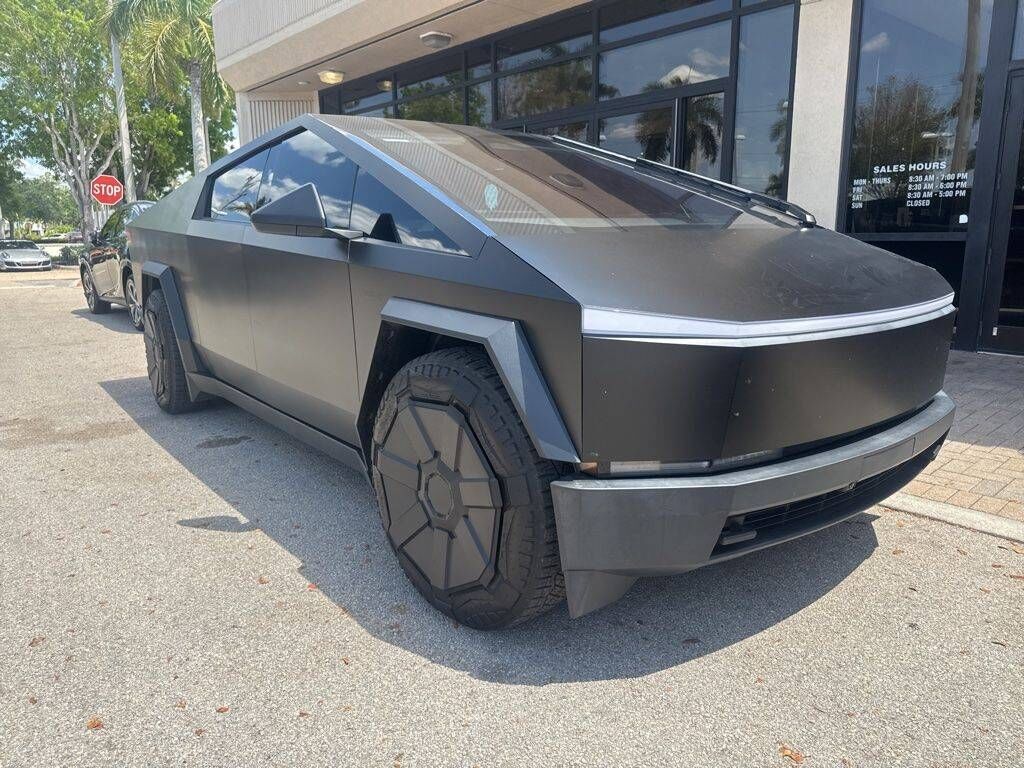 2024 TESLA Cybertruck