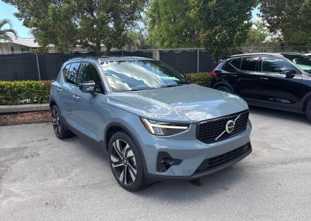 2023 VOLVO XC40
