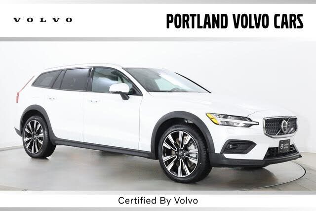 2025 VOLVO V60CC
