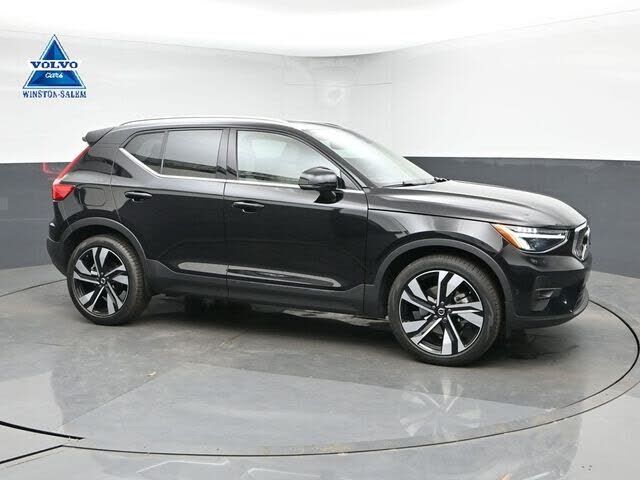 2023 VOLVO XC40