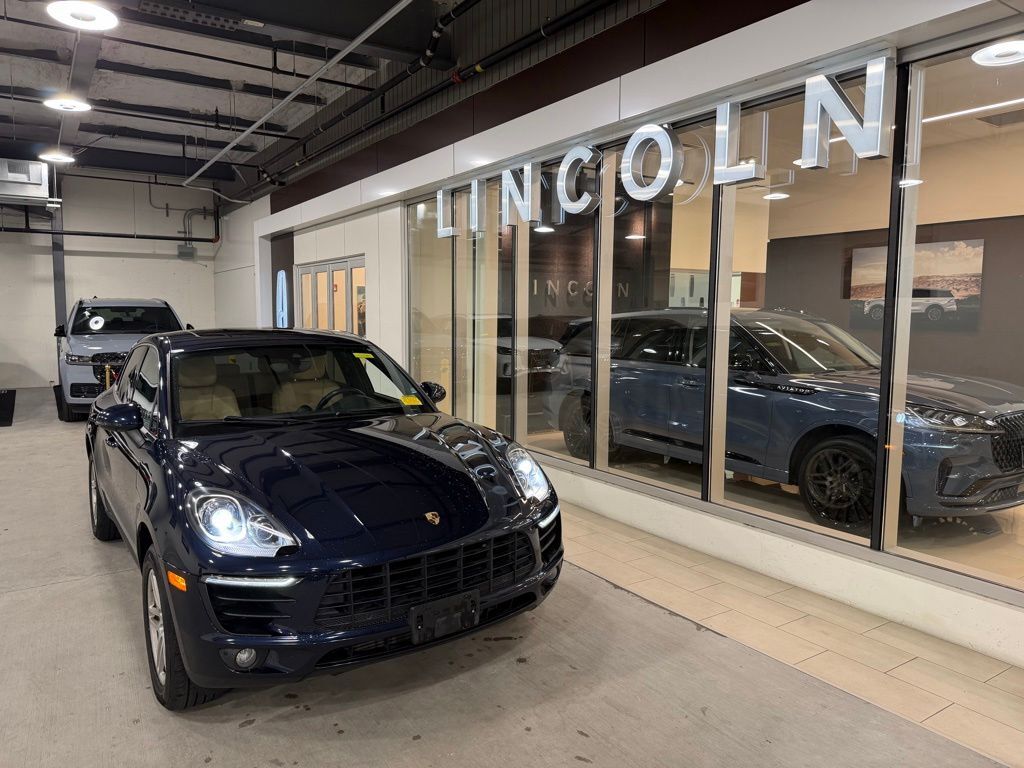 2017 PORSCHE Macan