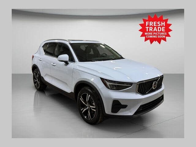2025 VOLVO XC40