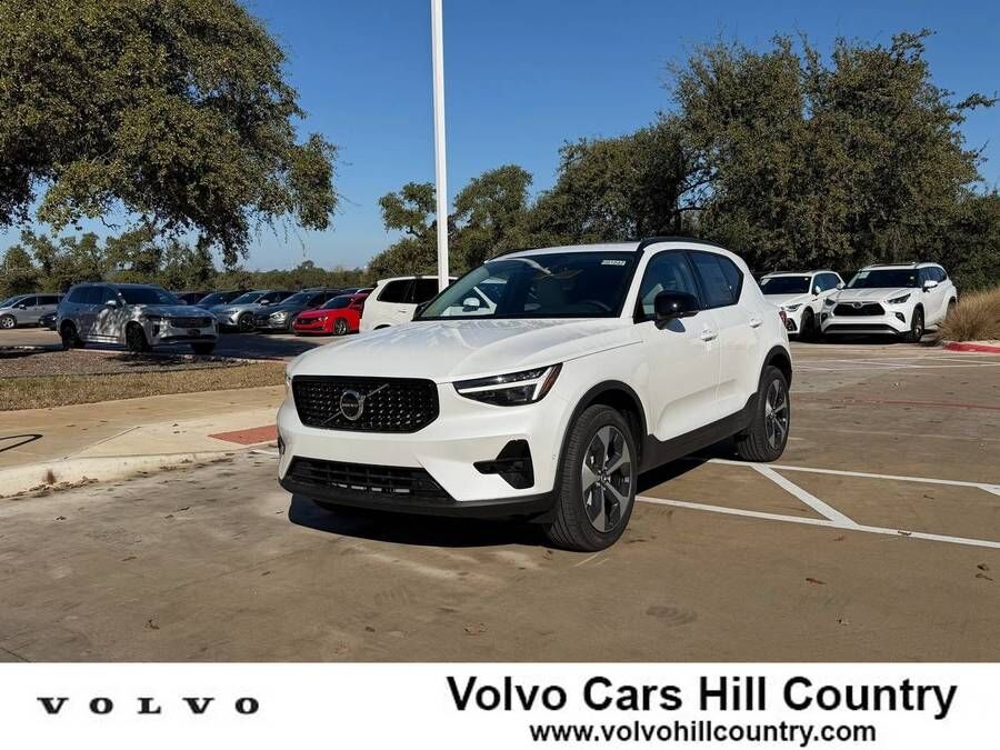 2026 VOLVO XC40