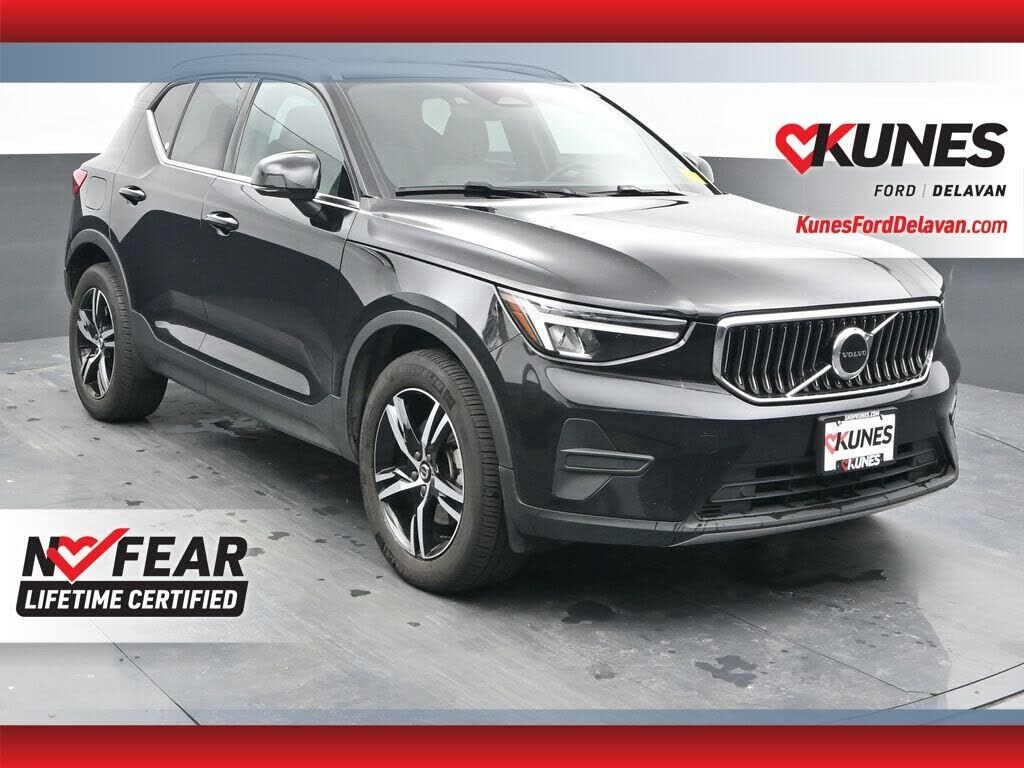 2025 VOLVO XC40