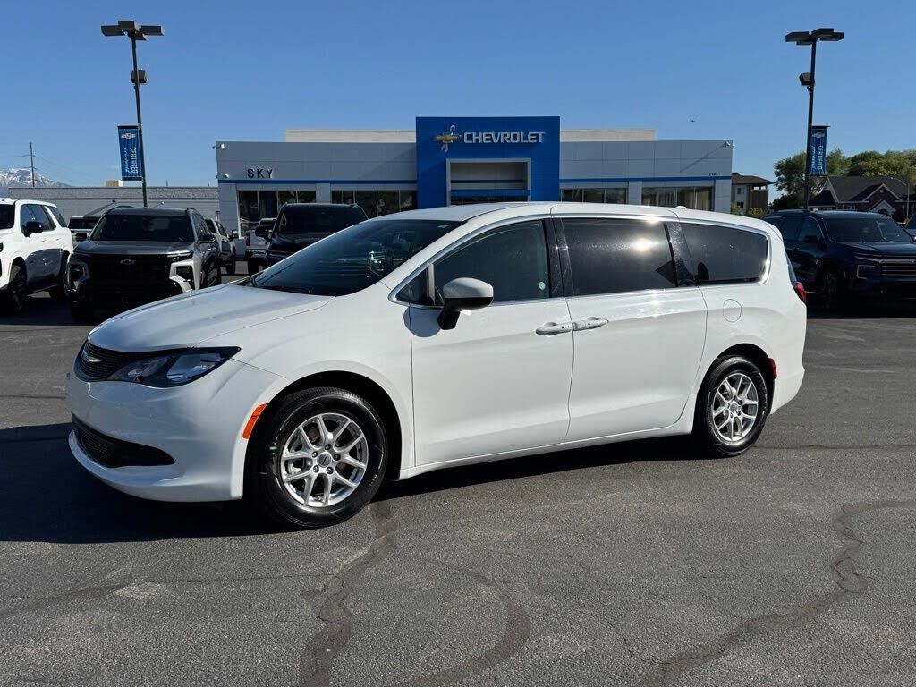 2023 CHRYSLER Voyager