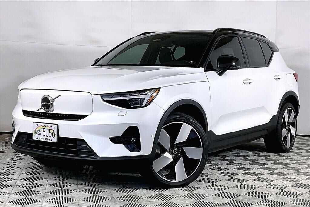 2023 VOLVO XC40