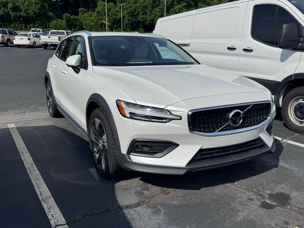 2022 VOLVO V60CC