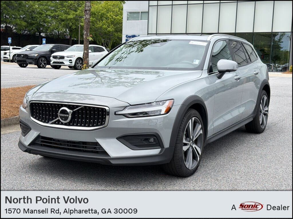 2025 VOLVO V60CC
