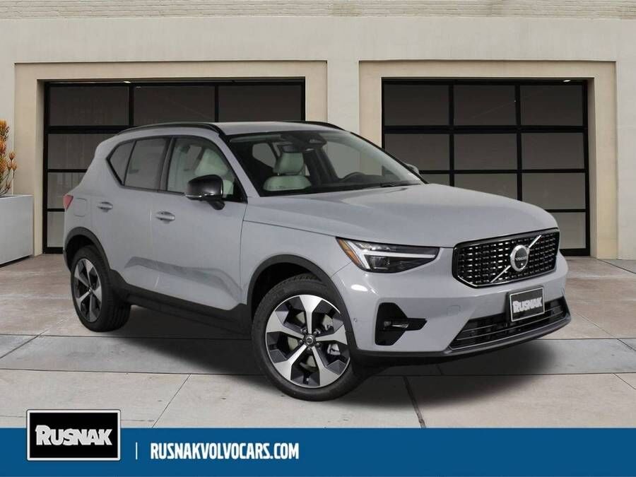 2026 VOLVO XC40