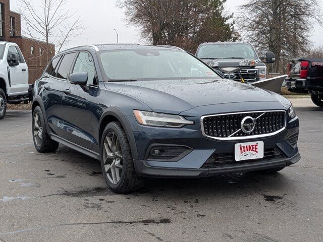 2022 VOLVO V60CC
