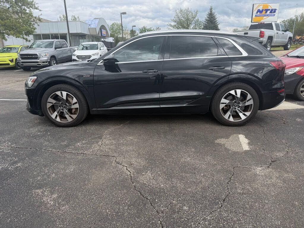 2022 AUDI e-tron