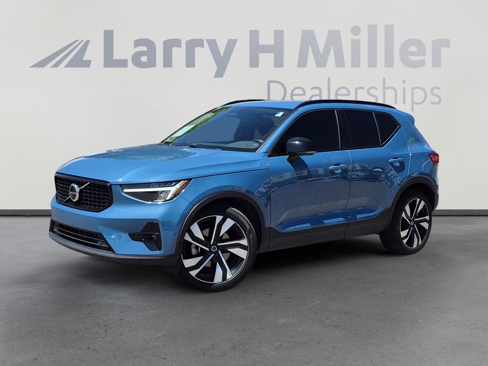 2023 VOLVO XC40