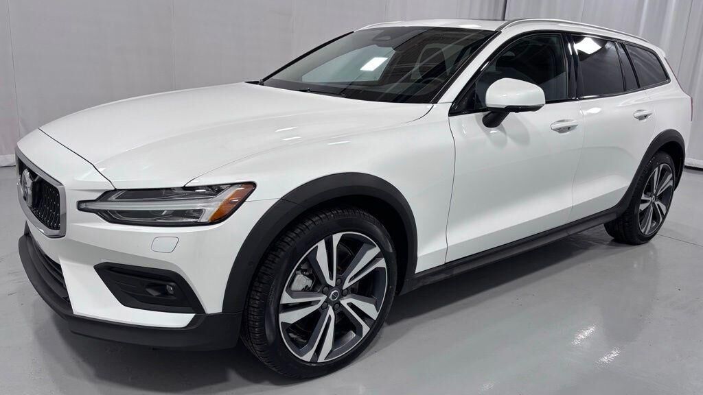 2025 VOLVO V60CC