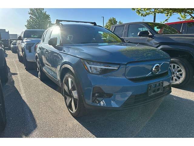 2023 VOLVO XC40