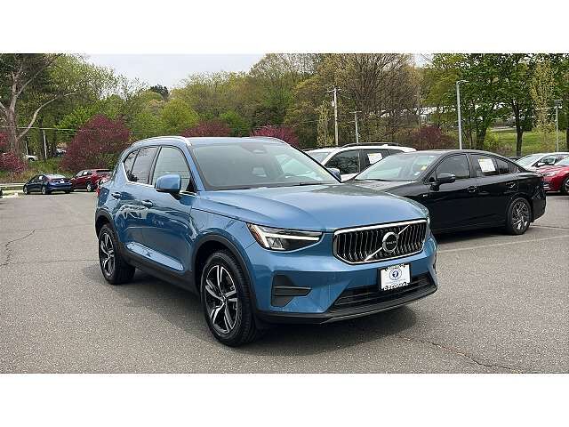 2024 VOLVO XC40