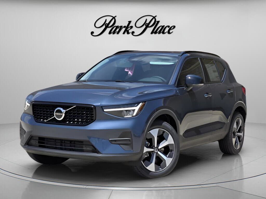 2026 VOLVO XC40