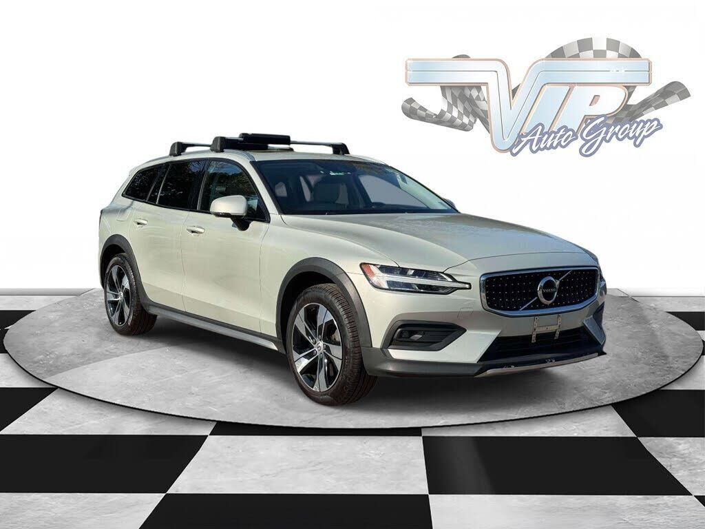 2021 VOLVO V60CC