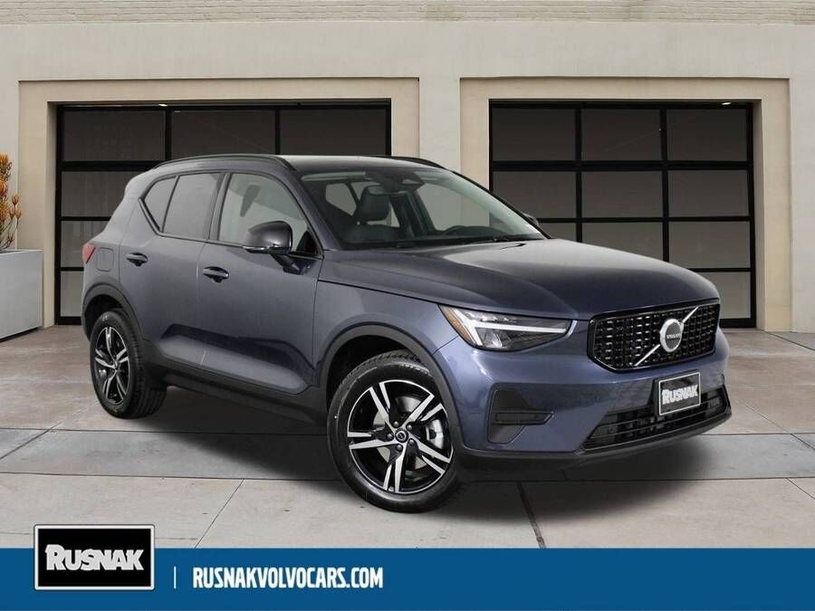 2026 VOLVO XC40