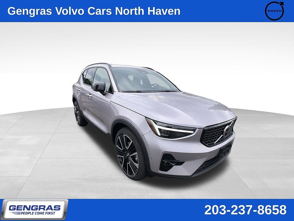 2026 VOLVO XC40