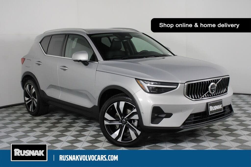2023 VOLVO XC40