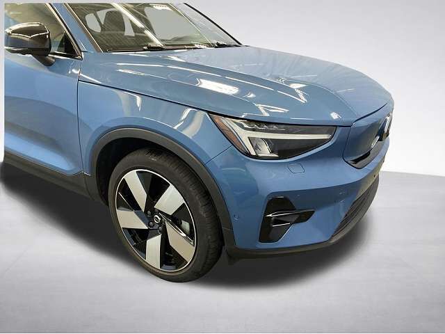2023 VOLVO C40