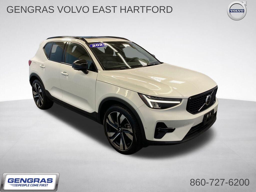 2023 VOLVO XC40