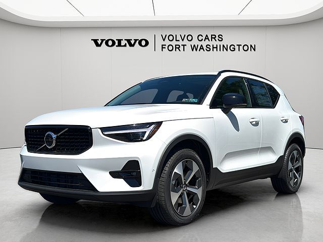 2026 VOLVO XC40