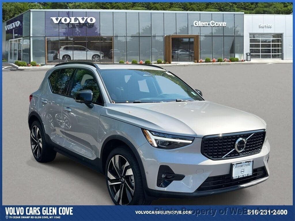2025 VOLVO XC40