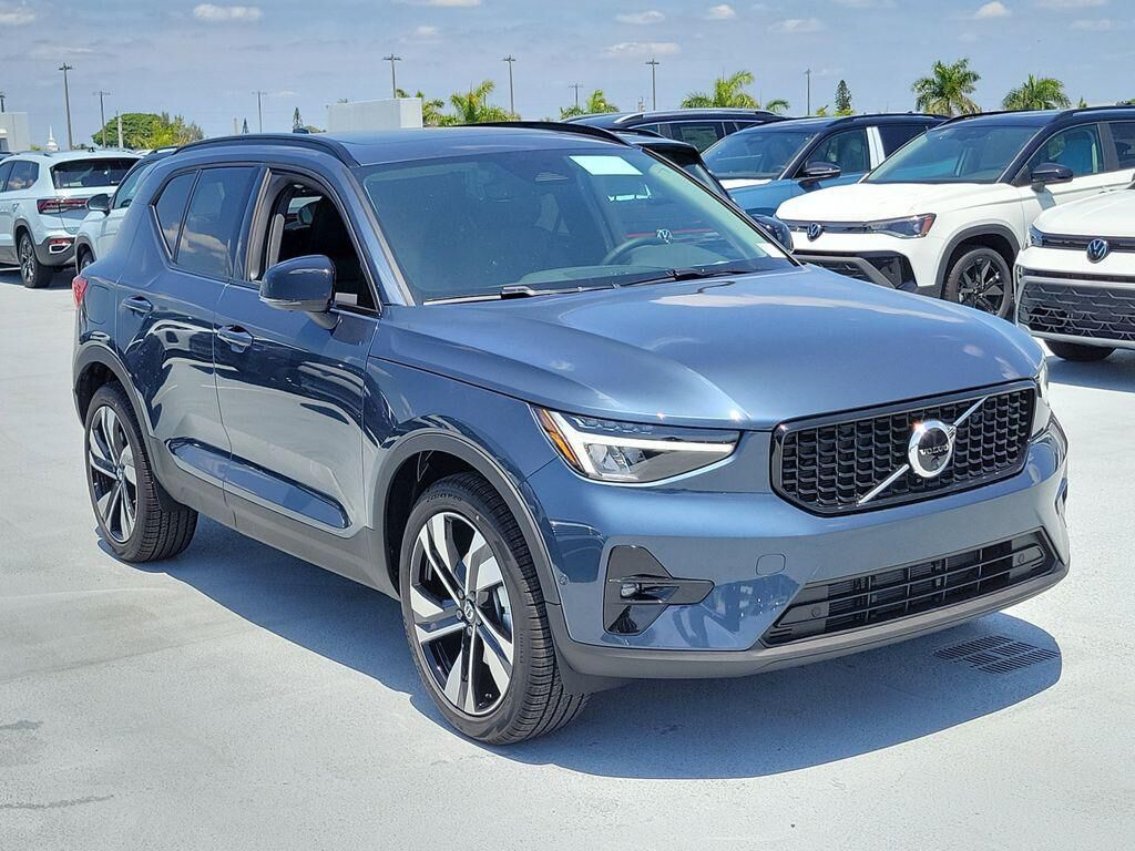 2026 VOLVO XC40