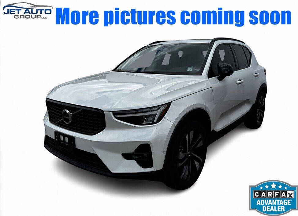2023 VOLVO XC40