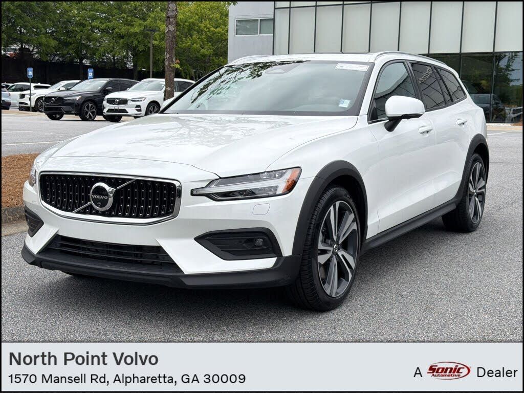 2025 VOLVO V60CC