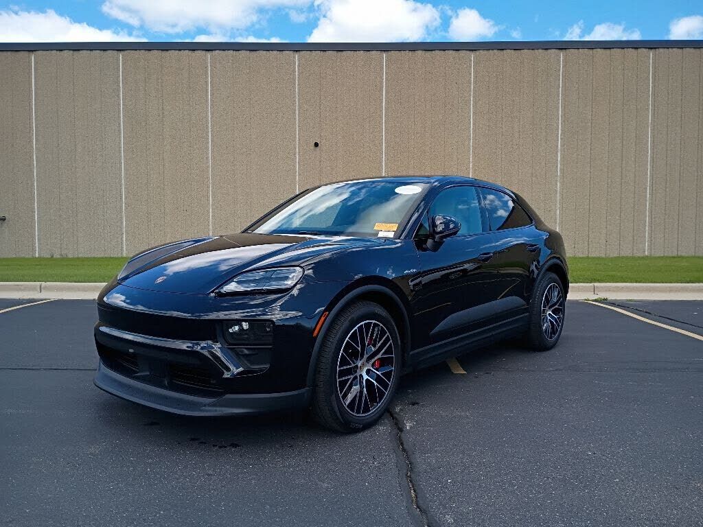 2025 PORSCHE Macan