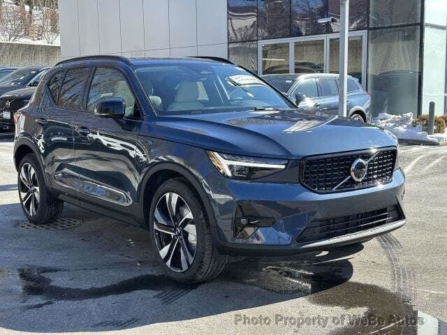 2026 VOLVO XC40