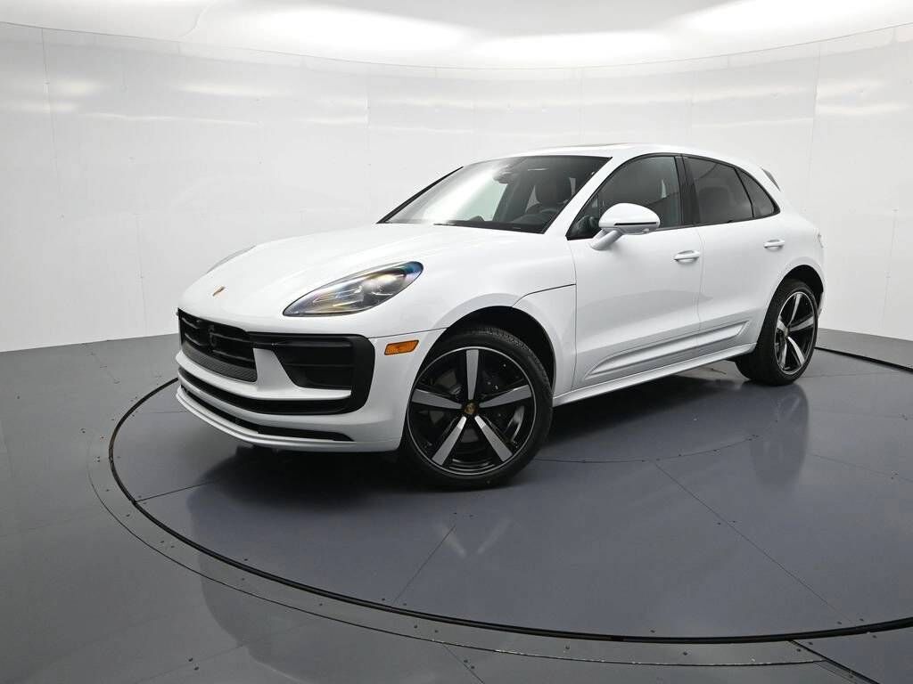 2026 PORSCHE Macan