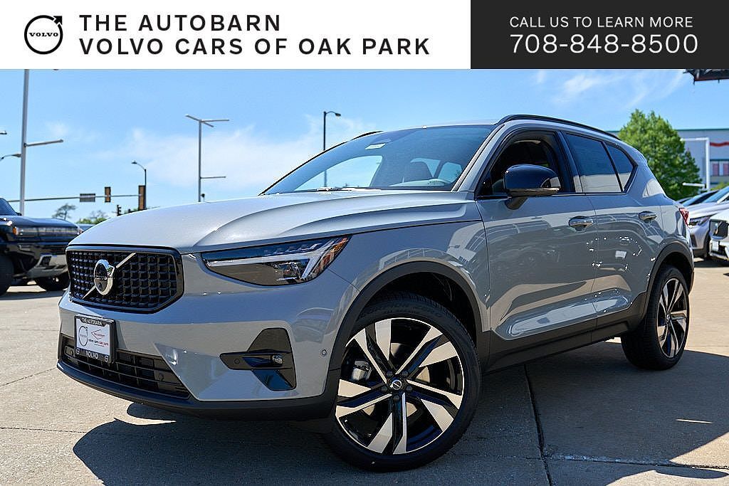 2026 VOLVO XC40
