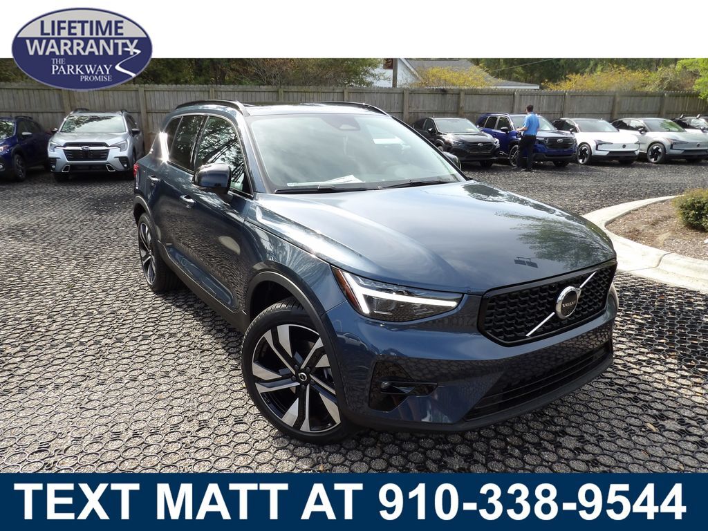 2026 VOLVO XC40