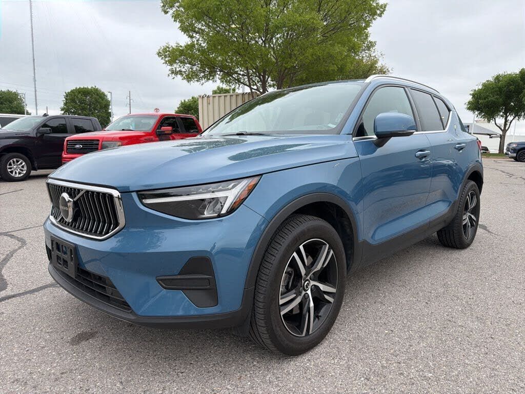 2025 VOLVO XC40
