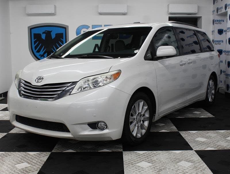 2011 TOYOTA Sienna