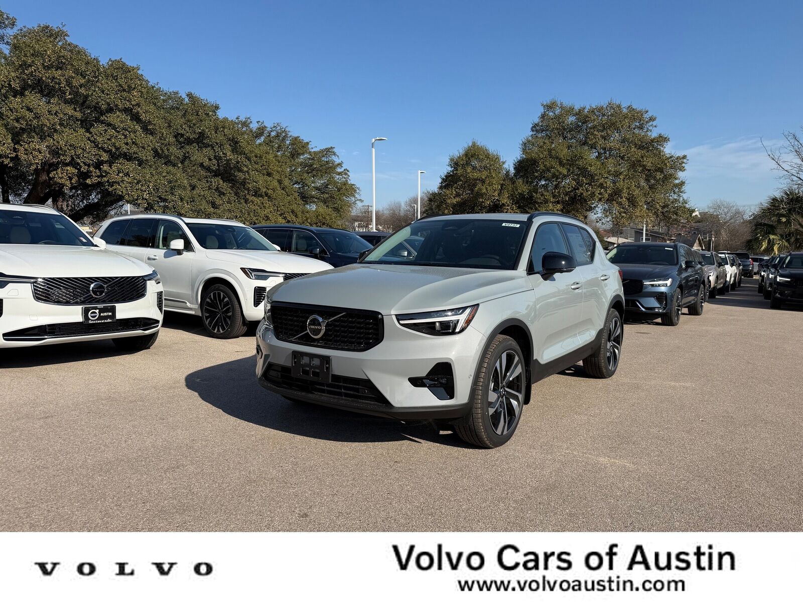 2026 VOLVO XC40
