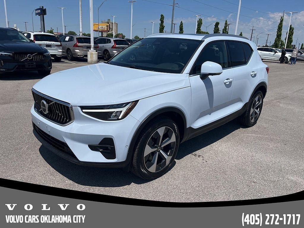 2025 VOLVO XC40