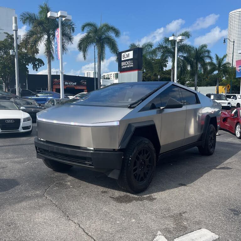 2025 TESLA Cybertruck