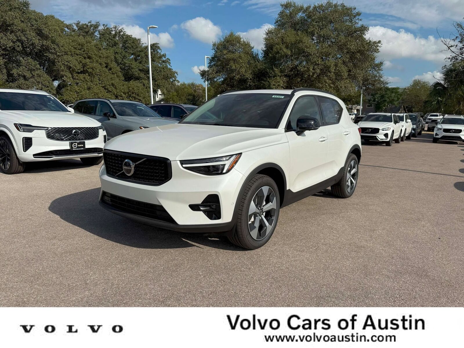 2026 VOLVO XC40