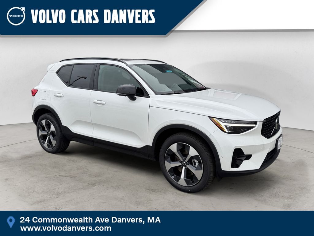2026 VOLVO XC40
