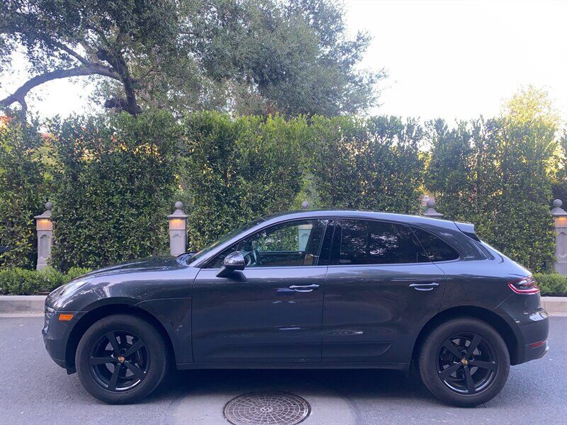 2017 PORSCHE Macan