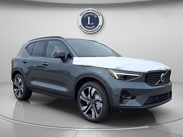 2026 VOLVO XC40