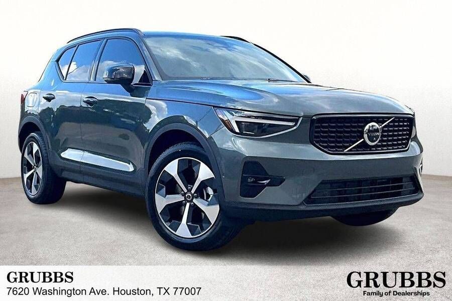 2026 VOLVO XC40