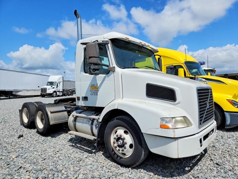 2003 VOLVO TRUCK VNM